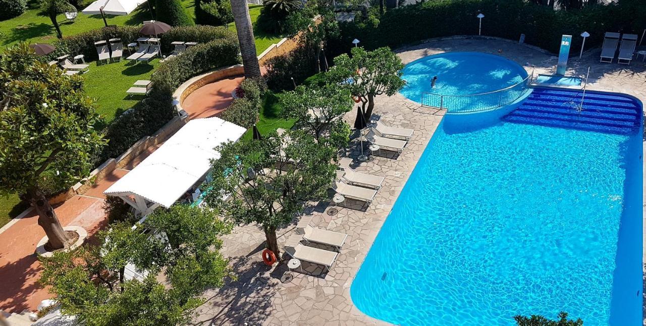 Hotel Alpha Sant'Agnello Bagian luar foto