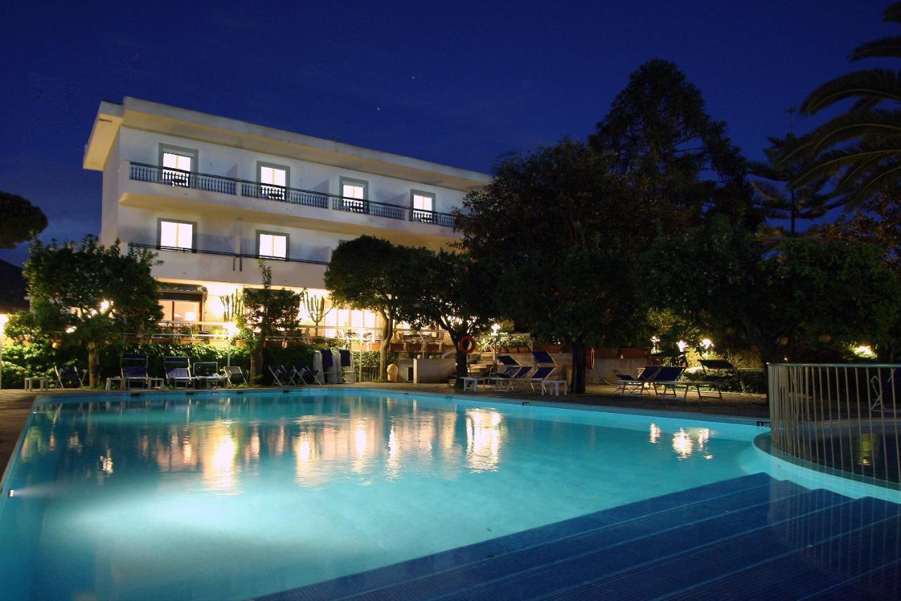 Hotel Alpha Sant'Agnello Bagian luar foto